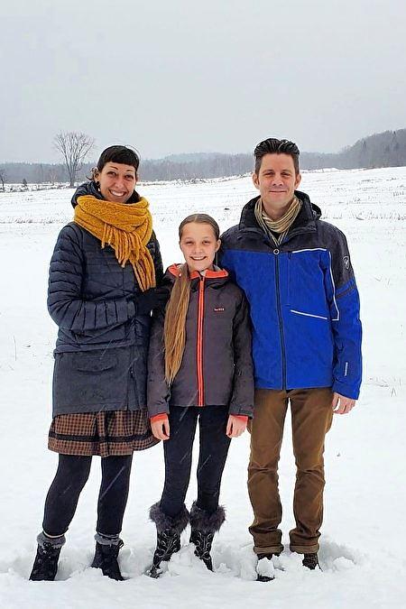 Maude Ouellet-Wilsey, Emmanuel i kći Enola. 