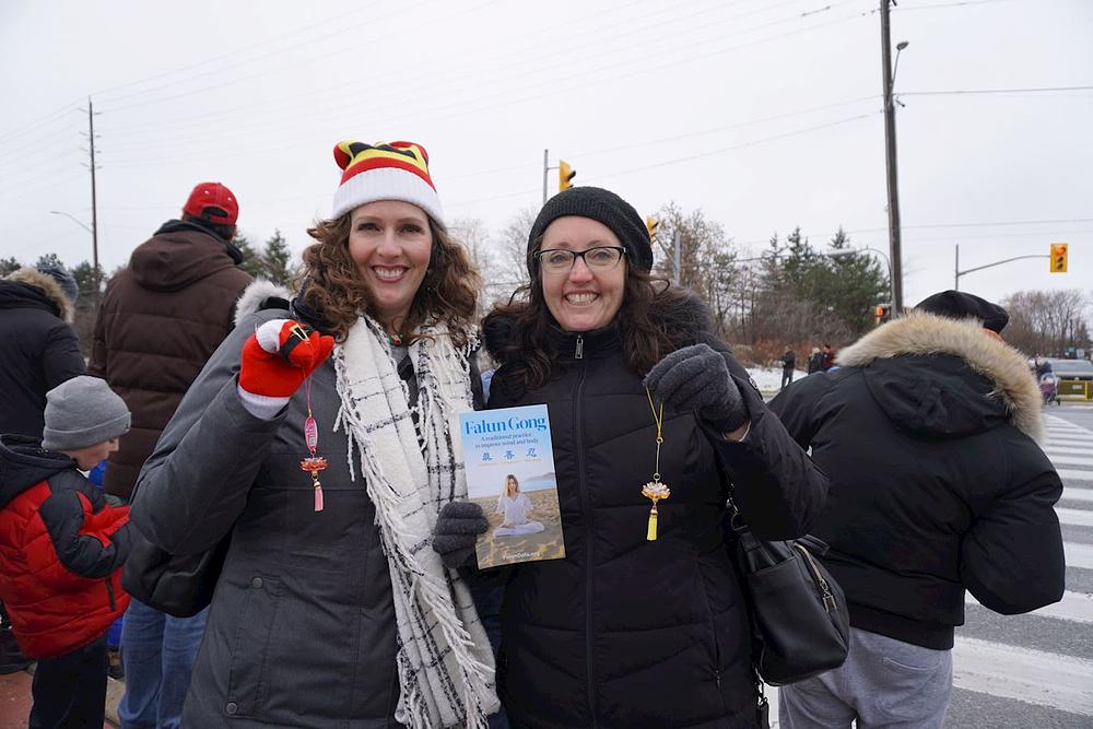 Šeril (levo) i Trejsi (desno) aplaudiraju okestru Tian Guo.