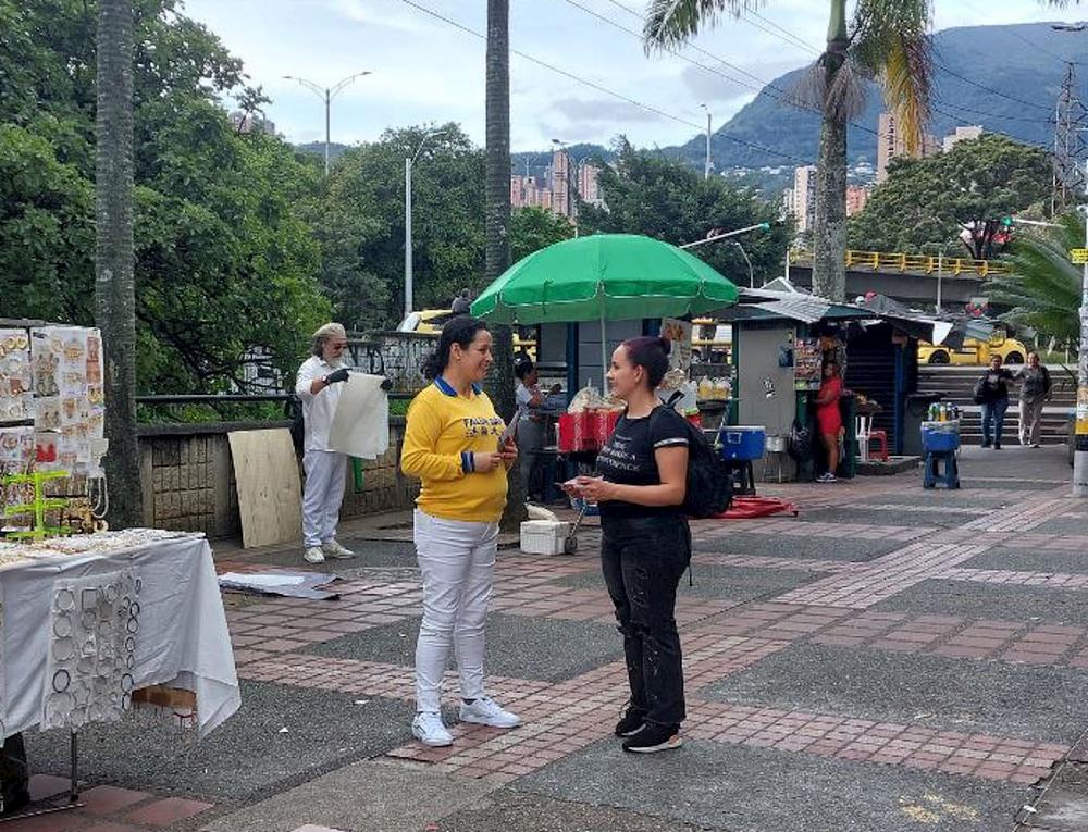 Praktikanti ljudima govore o Falun Dafa.