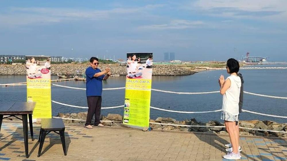 Par je tražio da se fotografišu pred praktikantima dok rade vježbe.