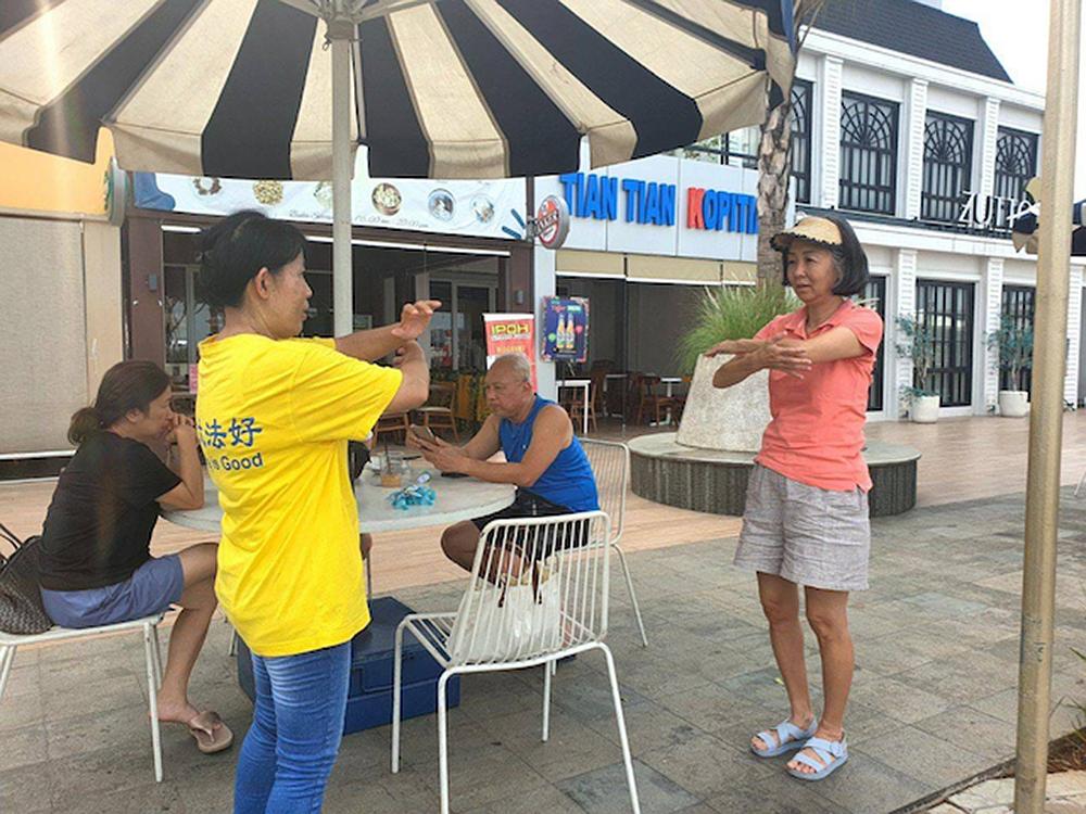 Žena je zatražila da joj se pokažu vježbe.