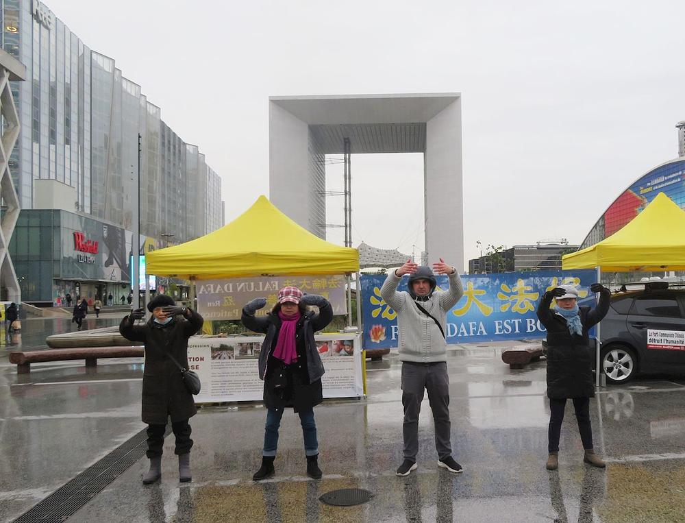 Praktikanti su demonstrirali vežbe na trgu La Defens u Parizu 7. decembra 2023