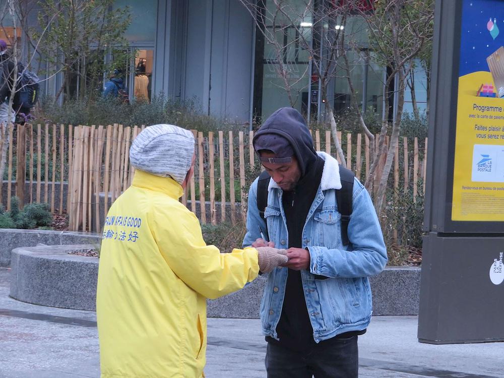 Ljudi potpisuju peticiju kojom se poziva na prekid progona.