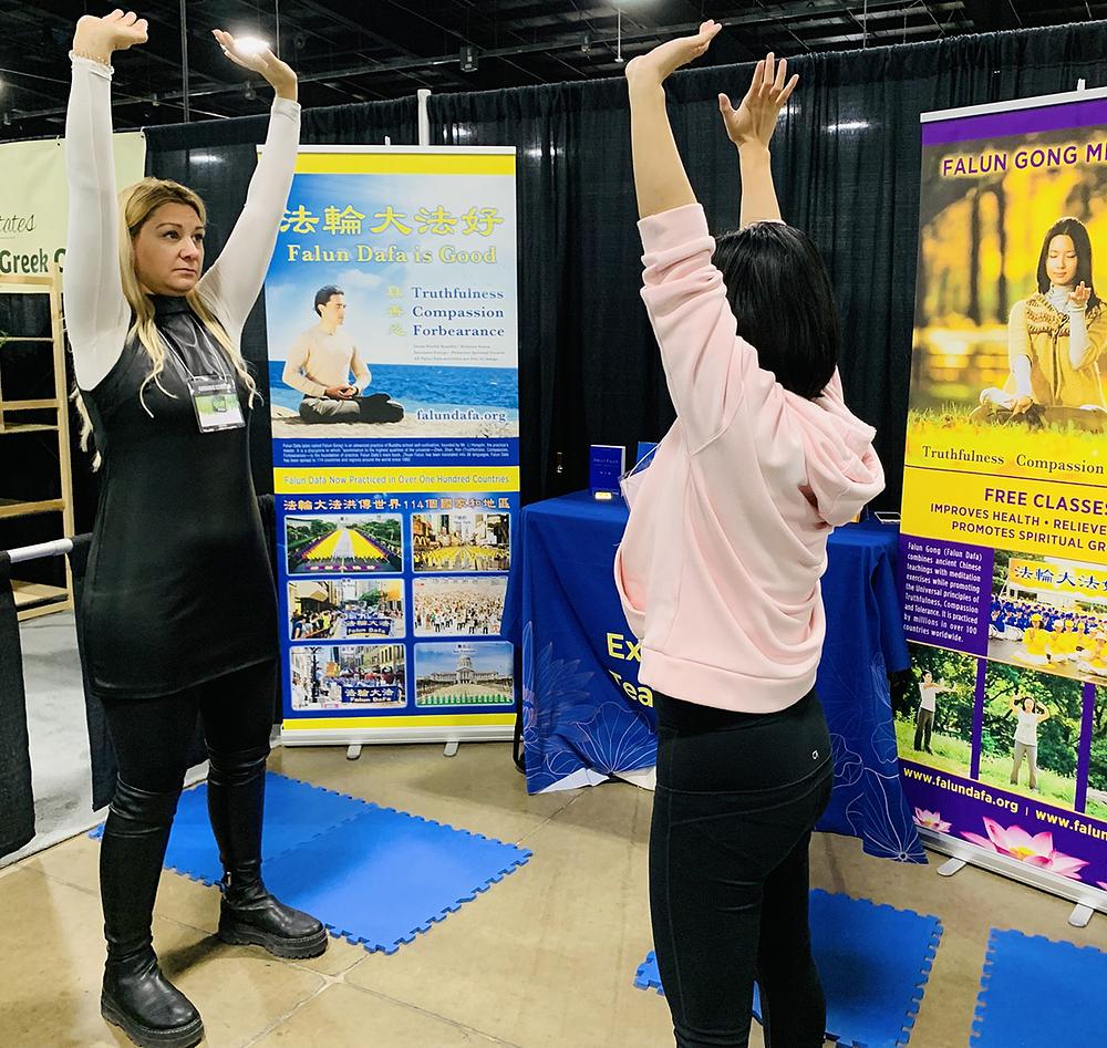 Catherine (lijevo) je rekla da će početi prakticirati, nakon što je naučila pokrete vježbi.
 