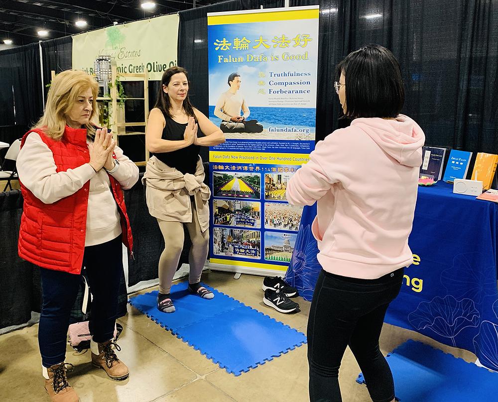 Carol i Rosy (lijevo) rekle su da će nastaviti raditi vježbe kad dođu kući nakon što su naučile pokrete tijekom sajma.
 