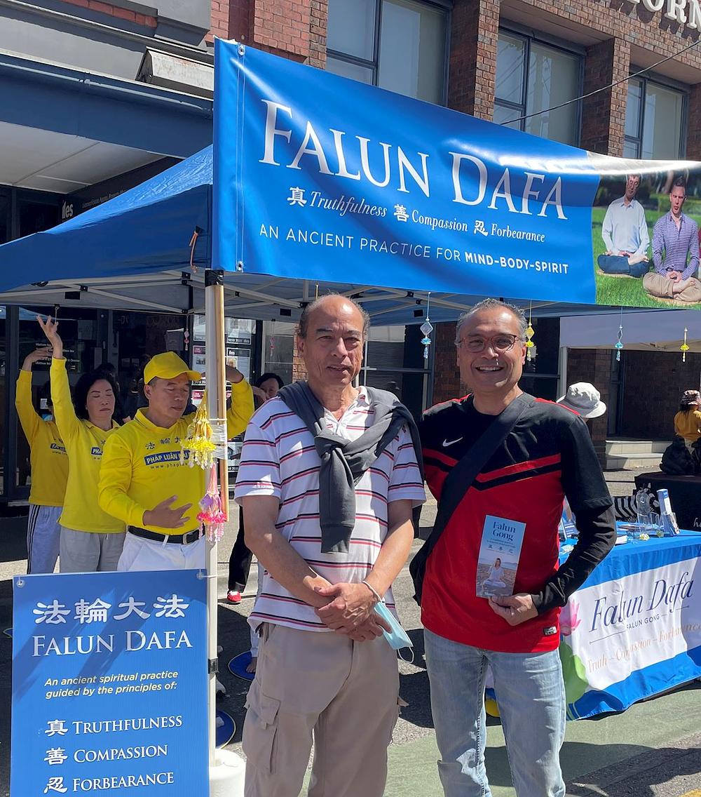 Troy Quintal hipotekarni broker, veteran (desno) i njegov prijatelj.