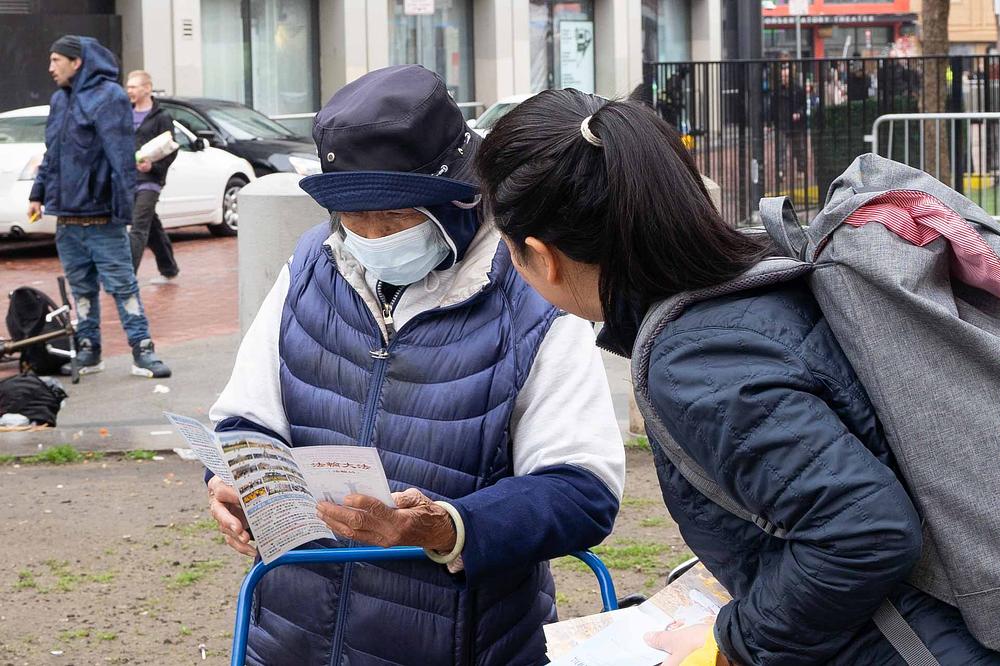 Tian Guo Marching Band nastupa ispred štanda organizatora parade.