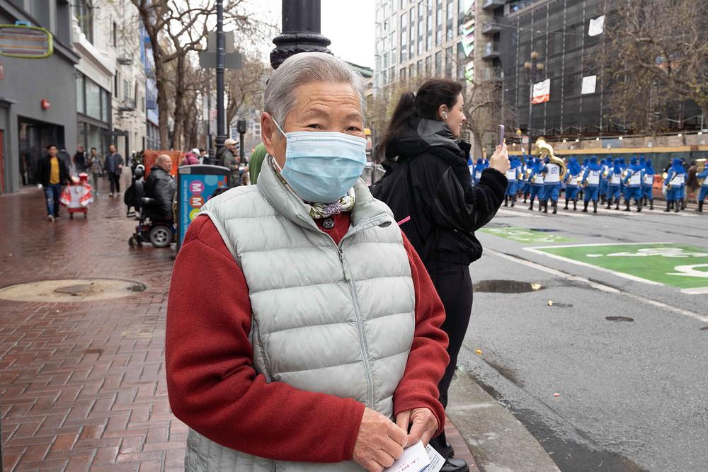 Gospođa Cui iz Kine bila je impresionirana nastupom praktikanata u povorci. Rekla je: „Veličanstveni su! Veličanstveni i usklađeni. Znam da je Falun Gong dobar!”