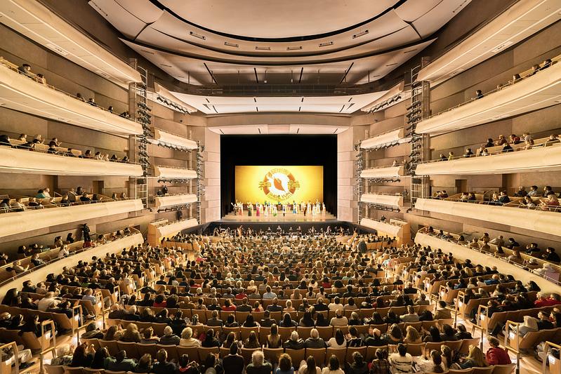 Shen Yun Touring Ansambl na rasprodanom nastupu (uključujući dodana sjedala) u Four Seasons Center for the Performing Arts u Torontu, Kanada, 9. travnja. Ansambl je predstavio deset nastupa u Torontu od 31. ožujka do 9. travnja, čime je zaključena kanadska turneja Shen Yuna u 9 gradova s 41 predstavom. (The Epoch Times)