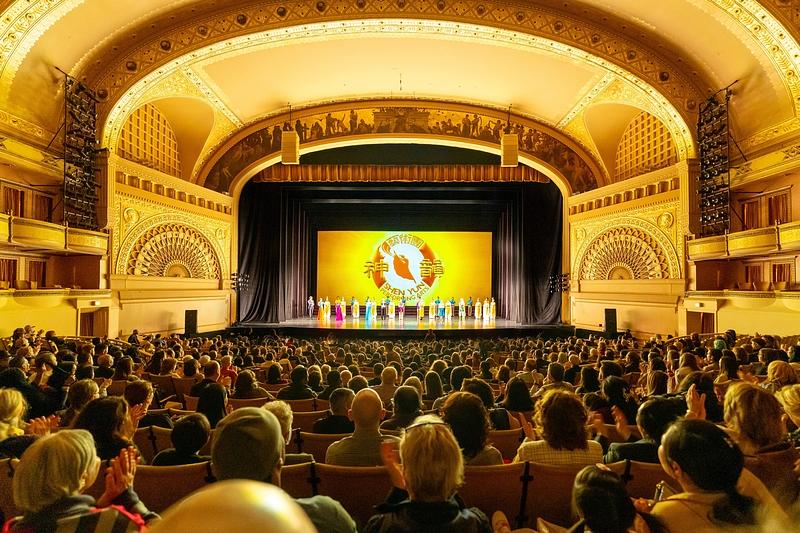 Shen Yun North America Ansambl u Auditorium Theatre u Chicagu, Illinois, 9. travnja. Ansambl je predstavio tri izvedbe u Chicagu od 7. do 9. travnja. (The Epoch Times)