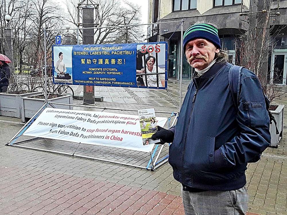 Čovjek izražava odršku naporima praktikanata da se odupru progonu.
 