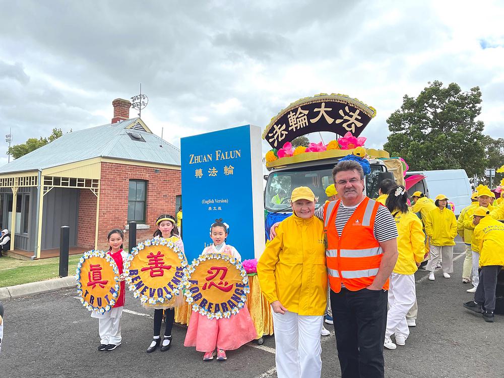  Terry Karamaloudis , menadžer za turizam i velika događanja grada Bendiga koji je organizirao paradu, fotografirao se s praktikantima.
