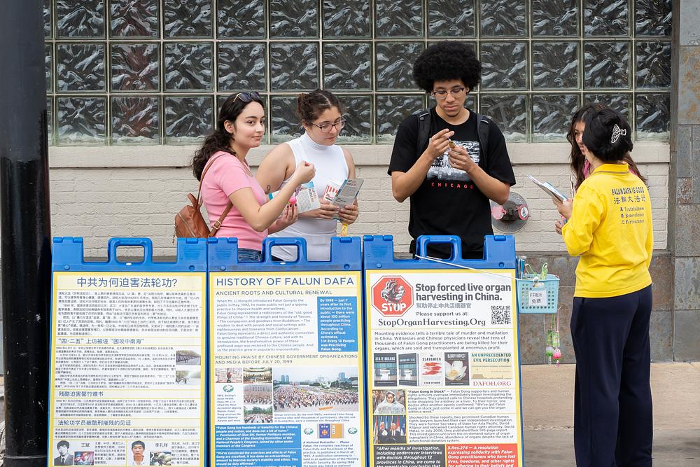 Ljudi se raspituju o Falun Dafa i tekućem progonu u Kini.