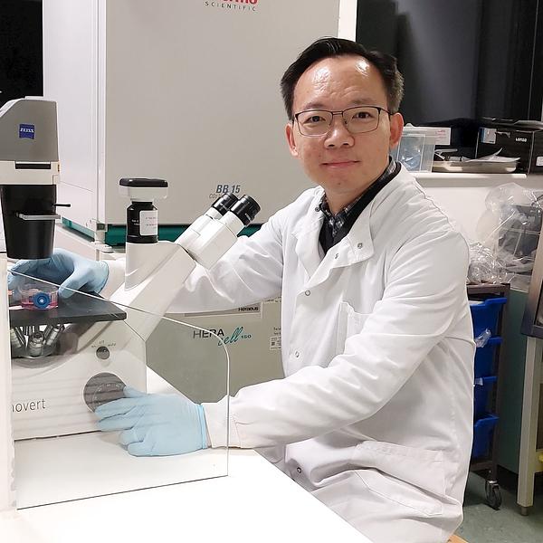  Dr. Vu u laboratoriji