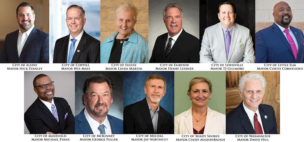 Sedam je gradova u oblasti Dallasa proglasilo Dan Falun Dafa, a gradonačelnici četiri grada su poslali pisma sa čestitkama u kojima su pohvalili doprinos Falun Dafe društvu. (S lijeva na desno, odozgo prema dolje) Nick Stanley iz grada Aledo, Wes Mays iz grada Coppell; Linda Martin iz grada Eulessa, Henry Lessner iz grada Fairviewa, TJ Gilmore iz grada Lewisvillea, Curtis Cornelious iz Grada Little Elm, Michael Evans iz Grada Mansfielda, George Fuller iz Grada McKenneyja, Jay Northcut iz grada Melise, Cindy Aughinbaugh iz grada Shady Shoresa i David Hill iz grada Waxahachie.