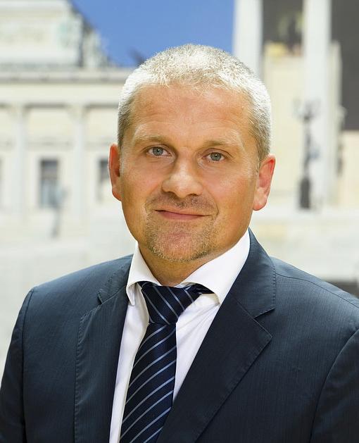 Poslanik Kristijan Lauš šalje pismo čestitke gde se kaže: „Želim vama i svom osoblju da uložite napore i želim vam uspeh za Svetski dan Falun Dafe.“