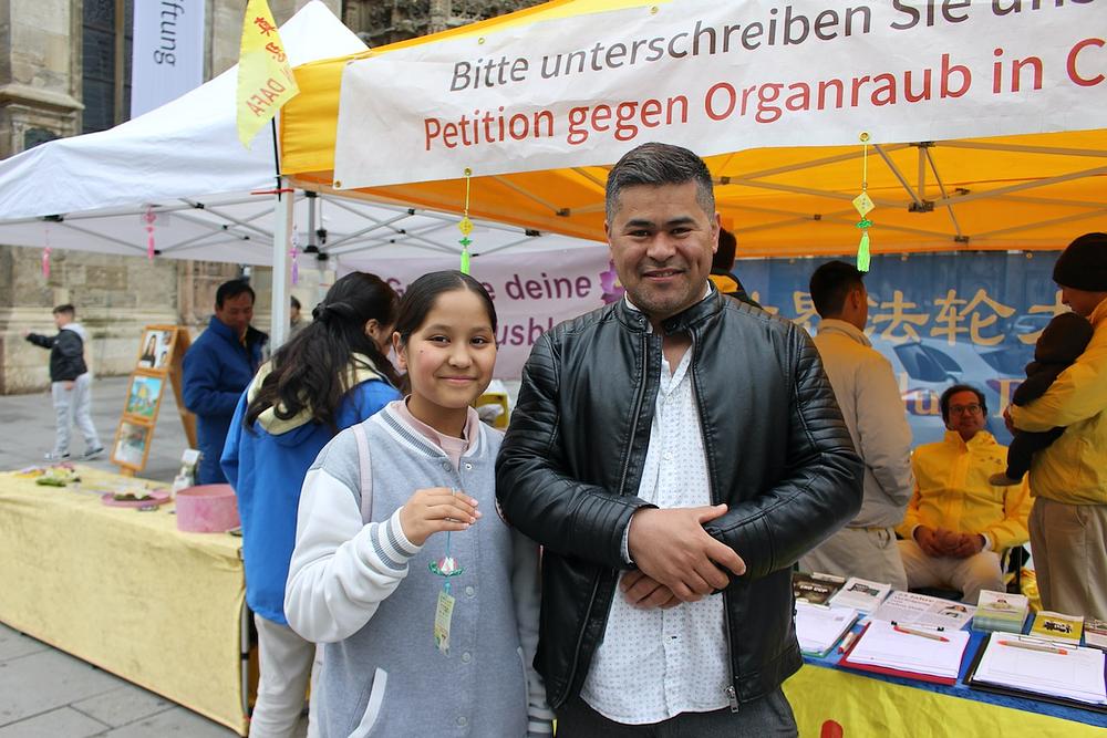 Čovek iz Avganistana i njegova ćerka ohrabruju praktikante.