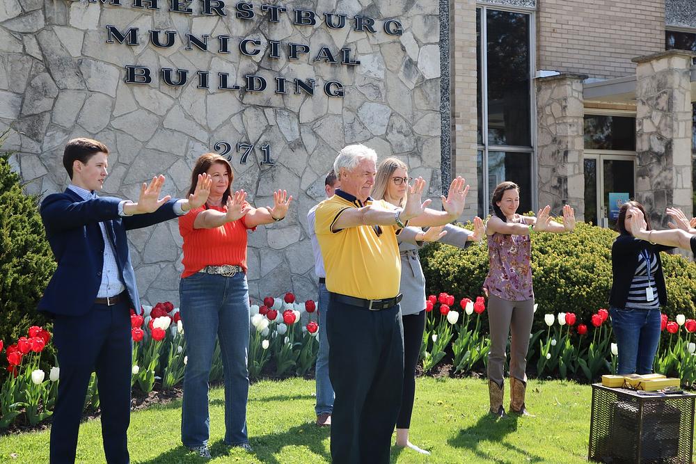 Zastava Falun Dafa je podignuta ispred Gradske vijećnice u Amherstburgu, u Kanadi, u 11 sati 5. maja 2023. godine, u znak obilježavanja Svjetskog dana Falun Dafa. Gradonačelnik Michael Prue je bio domaćin svečanosti i pročitao svoj proglas. On i šest drugih vijećnika su zatim naučili vježbe Falun Dafa.