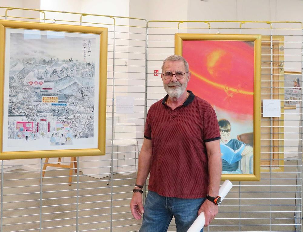 Jean-Louis Guinero na izložbi umjetnina.