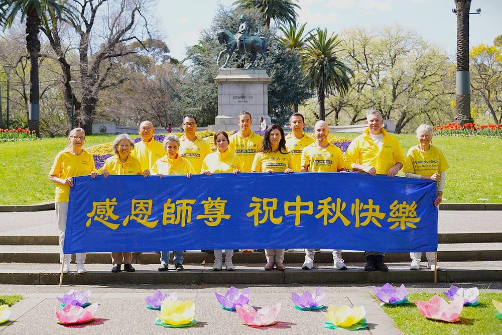 Zapadnjački praktikanti iz Melbourna žele Učitelju sretan Festival sredine jeseni