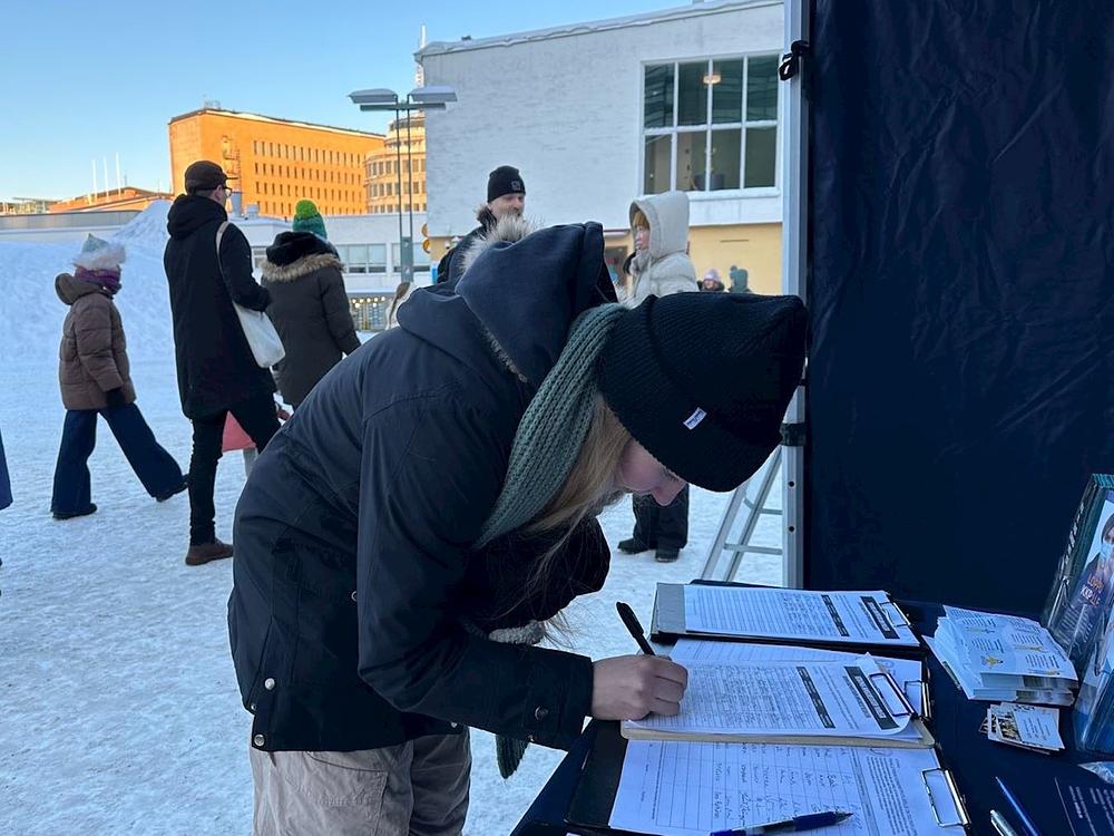 Ljudi potpisuju peticiju koja poziva na prekid progona.