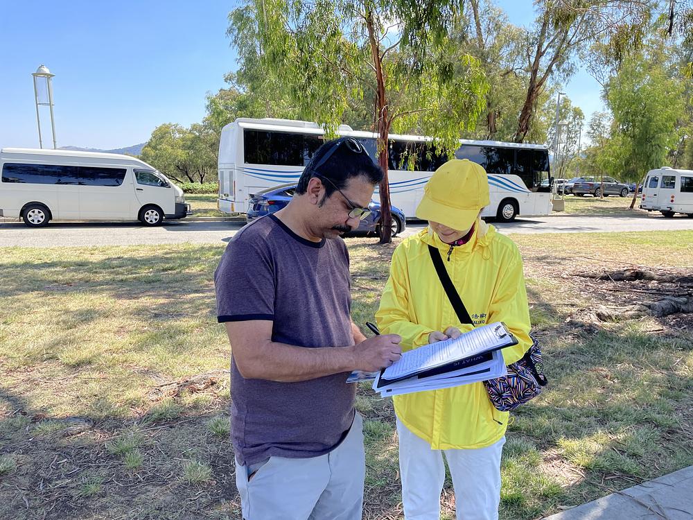 Jithesh Chungath potpisuje peticiju.