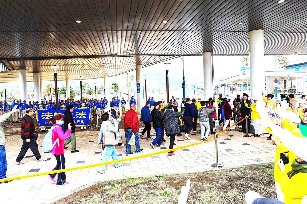 Praktikanti pozdravljaju kineske turiste transparentima i nastupima Tian Guo Marching Banda.