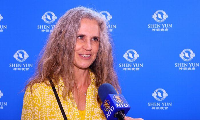 Gđa. Misti Cain, profesorica španskog jezika u srednjoj školi i sopranistica, u Smith Centru za scenske umjetnosti u Las Vegasu 