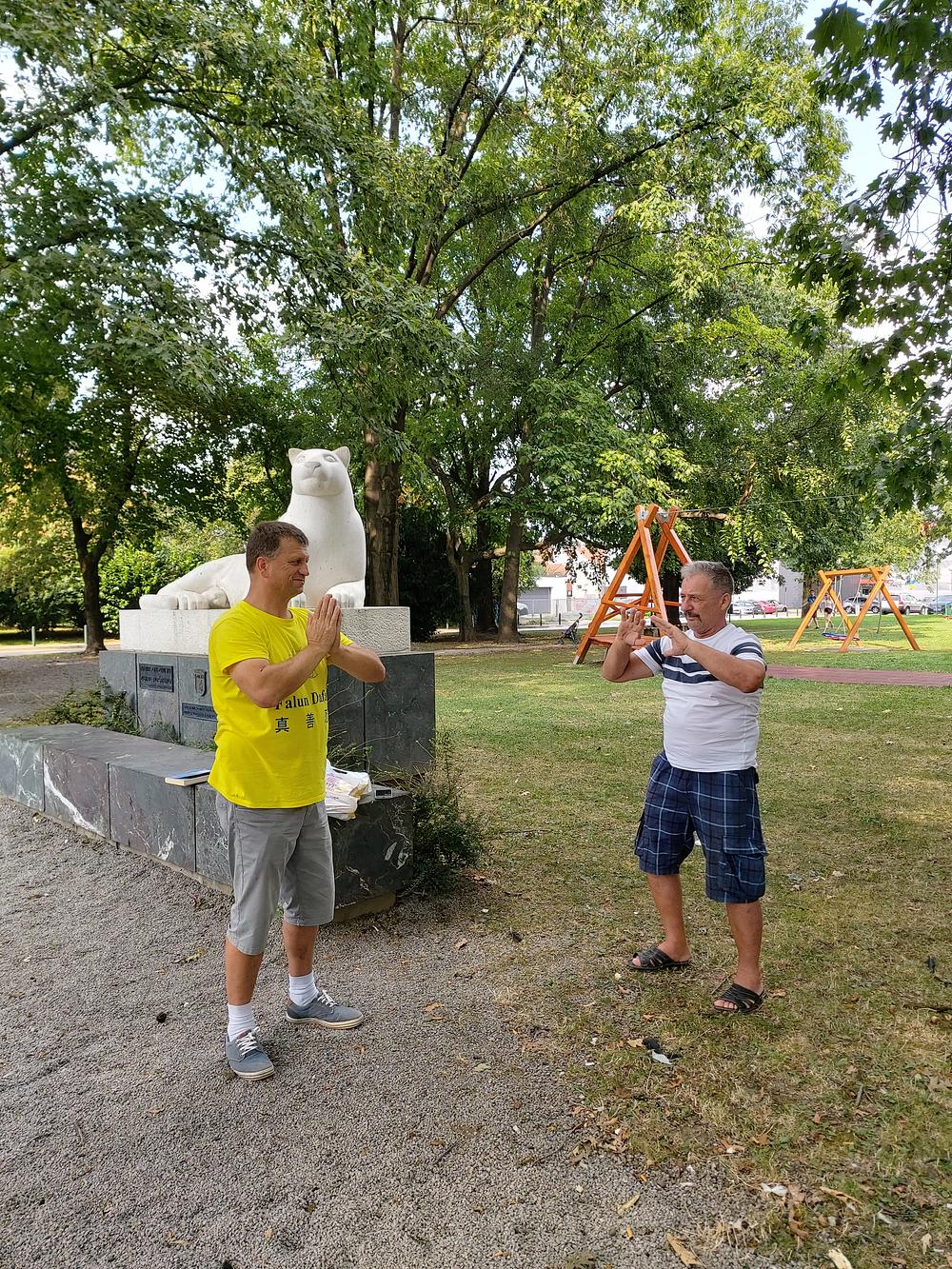 Gospodin koji živi u blizini vježba Falun Dafa 