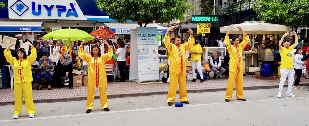 Praktikanti demonstriraju izvođenje vježbe u Gazipaşi, jednoj od centralnih ulica Adane