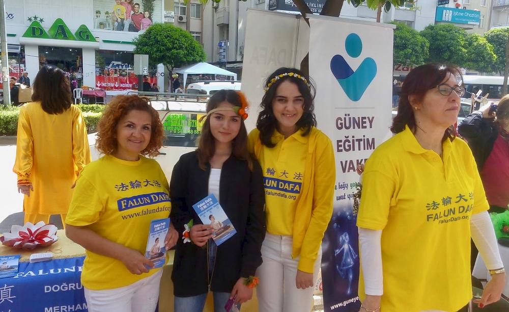 Sena, koja je imala štand u blizini praktikantskog, naučila je Dafa vježbe