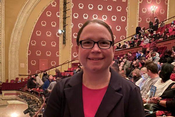 Emma Nistler, muzičarka, na nastupu Shen Yun (Epoch Times)