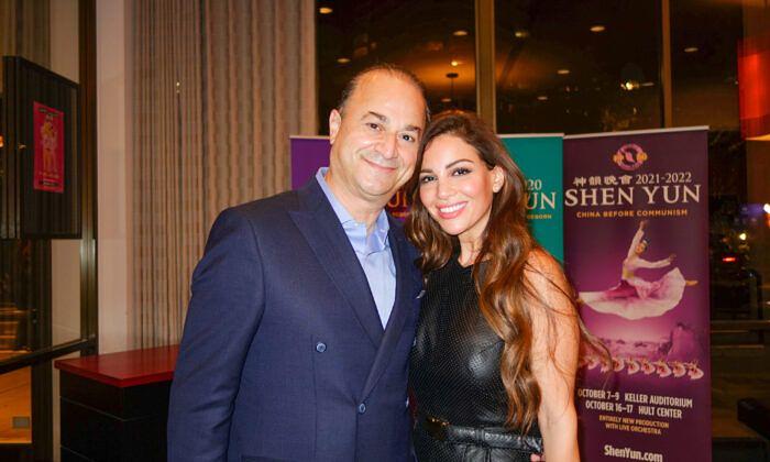 
Hadi i Raina Nouredine gledali su Shen Yun u Keller Auditorium u Portlandu, Oregon, 7. oktobra 2021. godine. 