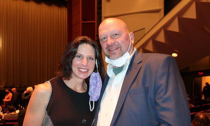 Jeff Pace i njegova supruga na nastupu Shen Yun u Milwaukeeju, Wisconsin, 1. januara. (The Epoch Times) 