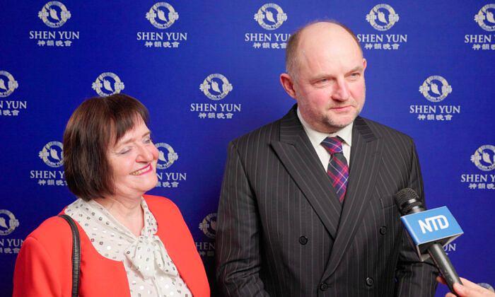Maršal Piotr Calbecki i Roza Guspiel na nastupu Shen Yun u Toruńu u Poljskoj. (NTD Televizija)