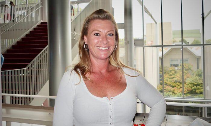  Robin Brumlei, instruktorka plesa i vlasnica plesnog studija, uživala je u Shen Yunu u hali Marion Oliver McGav u Sijetlu 3. oktobra 2021. godine.
