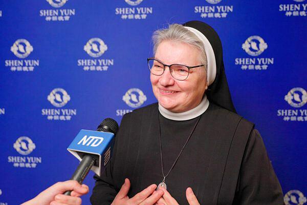 Sestra Barbara Rybus na predstavi Shen Yun u Toruńu u Poljskoj. (NTD Televizija)