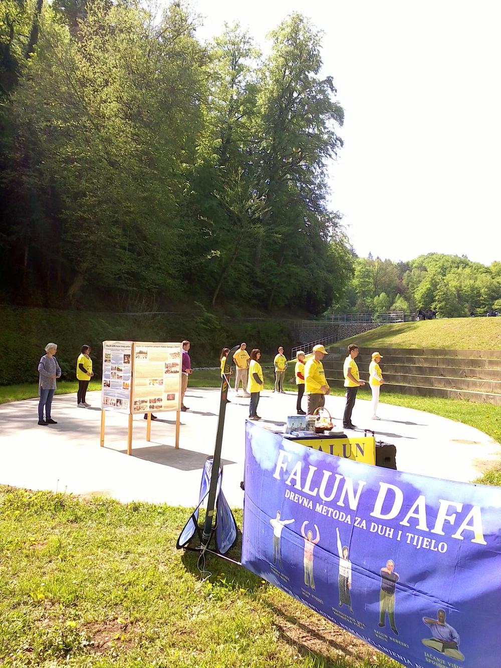 Praktikanti izvode vježbe na informativnim aktivnostima u Trakošćanu 