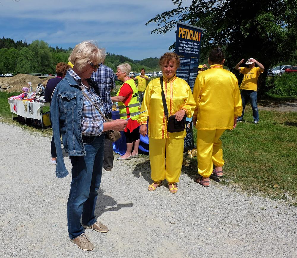 Praktikanti dijele letke prolaznicima