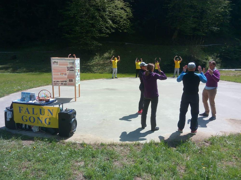 Praktikanti podučavaju posjetitelje Falun Dafa vježbama 