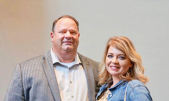 Steve i Monica Villiams gledali su Shen Yun u Memorijalnoj dvorani Cloves, Butler Arts Center u Indianapolisu, Indiana, 2. oktobra 2021. godine. 