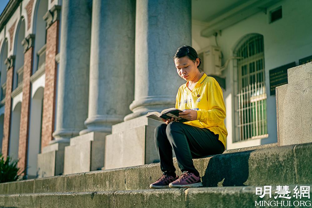 Yin Ching je prije bila izgubljena i zbunjena, ali je sve odgovore koje je tražila pronašla u knjizi Zhuan Falun.